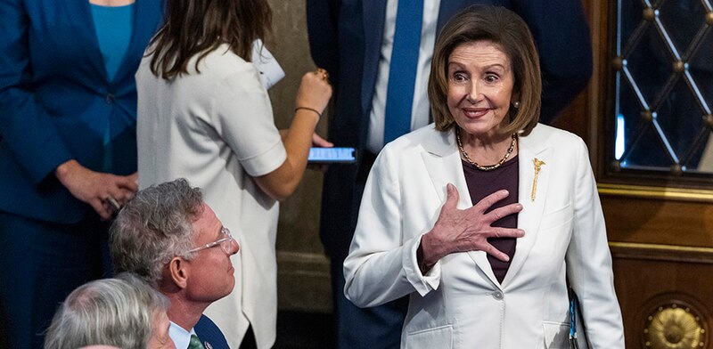 La presidenta de la Cámara de Representantes de Estados Unidos, Nancy Pelosi, aplaude durante un discurso en el Congreso.