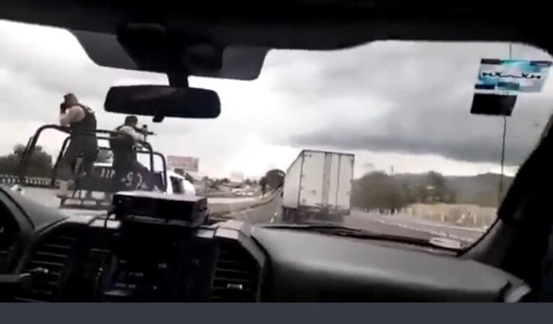 Policías disparan contra un camión en la carretera