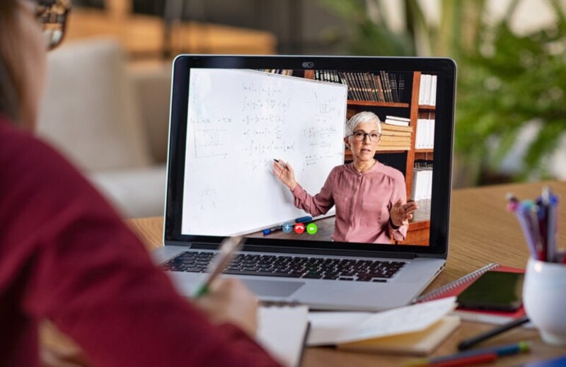 Profesora dando una clase online