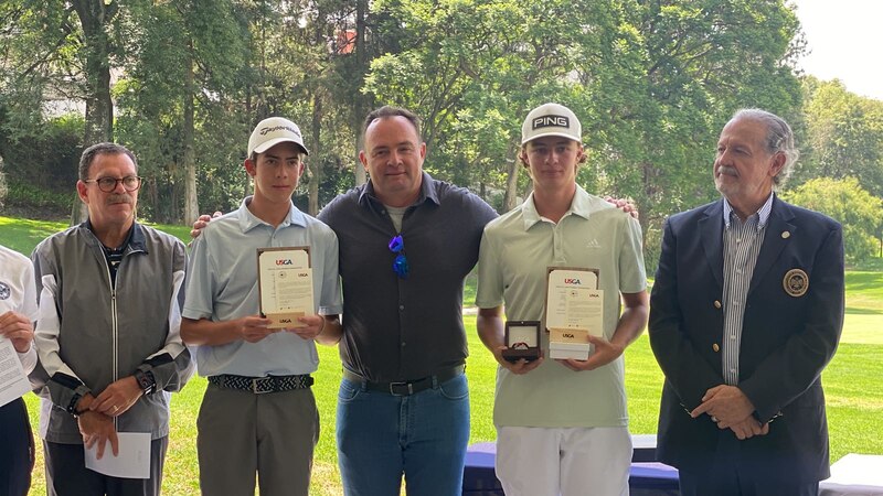 Entrega de premios a los ganadores del torneo de golf de la USGA