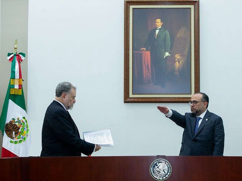 El presidente Andrés Manuel López Obrador toma juramento al nuevo secretario de Educación Pública, Esteban Moctezuma Barragán.
