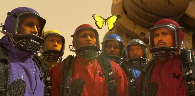Un grupo de astronautas en trajes espaciales observa una mariposa en Marte.