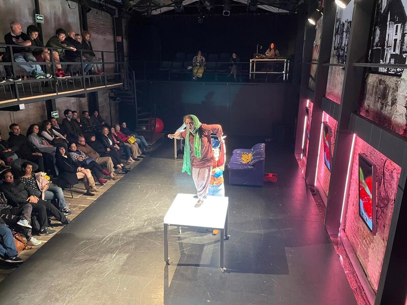 La actriz en el escenario