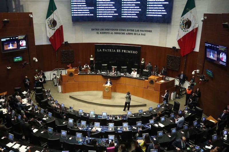 El Senado de la República reprobó lo que llamó “el abuso sexual” que sufrió la presidenta Claudia Sheinbaum en la vía pública por parte de un sujeto que la tocó y acarició sin su consentimiento y advirtió que si esto le ocurre a la jefa del Estado Mexicano también le ocurre todos los días a miles de mujeres en el país de manera silenciosa.
En medio de la lluvia de críticas por la falta de protección hacia la mandataria federal, el Senado justificó que no hay autoridad ni investidura que pueda blindar a una mujer frente a la violencia simbólica y física que implica la apropiación de su cuerpo.
“Es una agresión que interpela directamente a nuestra cultura política y a las estructuras sociales que aún toleran la invasión del cuerpo de las mujeres como si se tratara de un gesto menor”, criticó
Afirmó que el delito cometido contra la presidenta de México, no solo atentó contra su seguridad, integridad y dignidad, se llama abuso sexual y debe ser considerado en todo el país como un delito grave.
En un pronunciamiento, la Cámara Alta estableció que el episodio que vivió la Presidenta Sheinbaum a las afueras de Palacio Nacional “es un hecho inaceptable que trasciende la anécdota o la imprudencia individual”.
Alertó que lo sucedido pone en evidencia la persistencia de una desigualdad arraigada que normaliza el irrespeto y trivializa la violencia cuando se ejerce contra una mujer.
“Los hombres nos matan, nos agreden, tocan nuestro cuerpo, nos acosan, nos amenazan, nos chulean, se burlan de nosotras, nos violan, nos hostigan laboralmente y muchas conductas más, porque pueden no porque nosotras les provoquemos”, fustigó
El Senado presidido por la morenista, Laura Itzel Castillo, consideró que este hecho debe leerse como un llamado urgente a revisar no solo las políticas públicas, sino también los comportamientos y códigos que sustentan una masculinidad que confunde cercanía con derecho y afecto con dominio.
“La vía pública nos pertenece a todas y a todos y las mujeres tenemos derecho a circular, disfrutar y transitar las ciudades, comunidades, colonias y barrios, libres de violencias, sin ser agredidas física o verbalmente”, recalcó
En este contexto, e Senado aseveró que además de revisar las leyes contra las violencias, códigos penales y civiles, leyes de igualdad, así como las reformas referentes a la igualdad sustantiva en las Constituciones locales, pidió a todos los gobiernos estatales a implementar una serie de medidas en un intento por avanzar significativamente en la prevención, atención y sanción de todas las violencias que se ejercen contra las mujeres en México.
Recalcó que no se trata únicamente de tipificar este delito, como delito grave y no como delito menor como han pretendido hacerlo en algunos estados pues se trata de su cuerpo, seguridad e integridad que, con miradas lascivas, tocamientos, y otras prácticas, las denigran y hacen sentir mucho miedo.
El senado pidió a los 32 gobiernos estatales continuar con la capacitación y especialización de autoridades encargadas de impartir justicia para las mujeres, así como a las fuerzas de seguridad en todos los estados y los municipios del país.
Trabajar campañas permanentes de difusión de nuestro derecho a una vida libre de violencias con todos los sectores de la sociedad.
Continuar con campañas de empoderamiento de las mujeres, adolescentes y niñas para identificar las violencias en su vida, que conozcan a donde acudir a pedir ayudar y denunciar a quienes no les traten con dignidad y respeto en las instituciones correspondientes.
Asimismo campañas de reeducación de los hombres para que entiendan que existen otras maneras de relacionarse con las mujeres “ porque los queremos a nuestro lado, pero respetuosos y no violentos”.