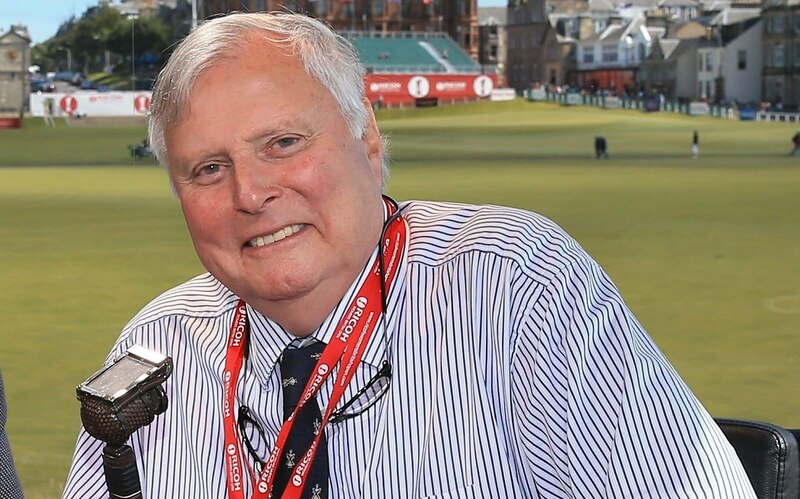 El golfista profesional Arnold Palmer sonríe a la cámara.