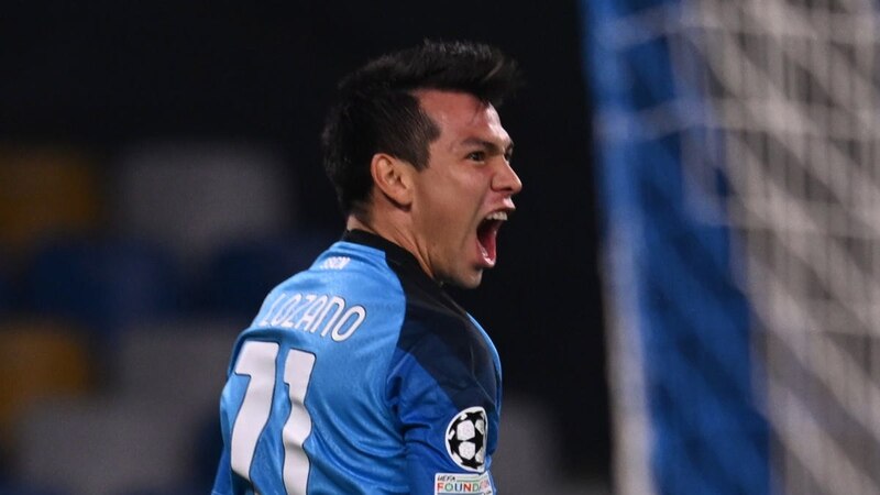 El jugador del Napoli, Hirving Lozano, celebra un gol