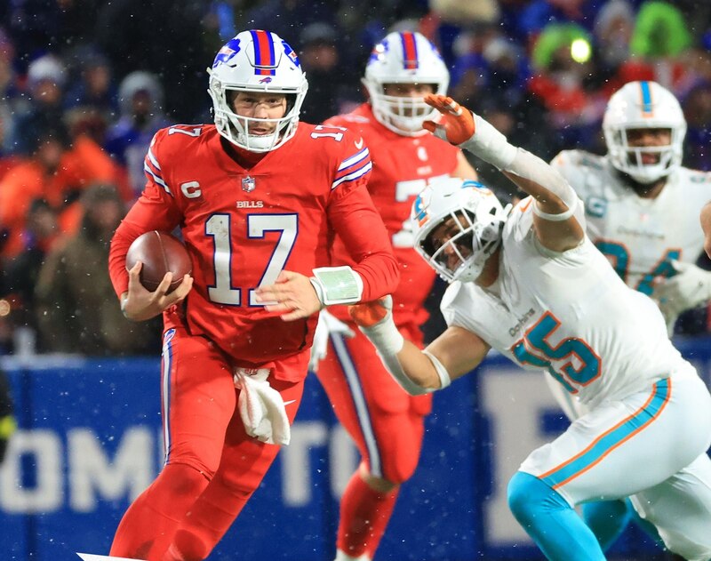 El quarterback de los Bills de Buffalo, Josh Allen, corre por el campo durante el partido contra los Dolphins de Miami.