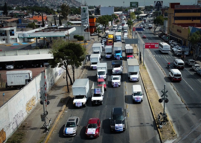 Transportistas pertenecientes a la Alianza Mexicana de Organización de Transportistas, realizaron una protesta y un bloqueos en diversas arterias de la ciudad, esto para exigir a las autoridades una mesa de diálogo, para abordar el tema de violencia e inseguridad en carreteras del país.