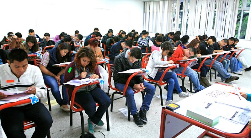 Estudiantes universitarios tomando un examen en un aula