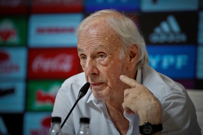 El entrenador de fútbol Carlos Bianchi en una conferencia de prensa