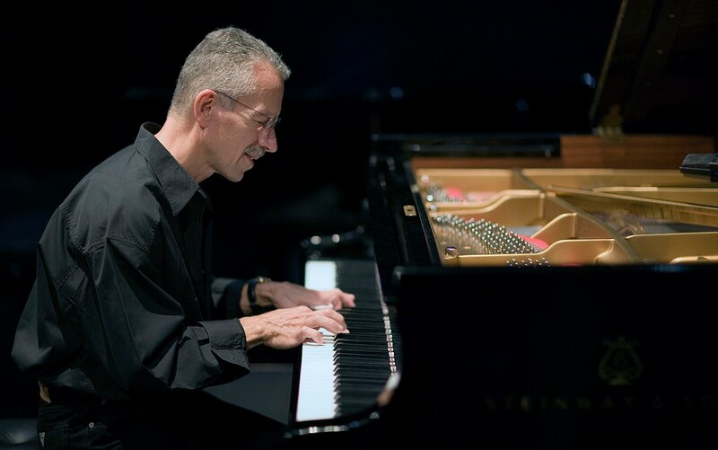 Un hombre tocando el piano