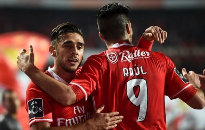 Raúl y De Tomás celebran el gol de la victoria del Rayo Vallecano