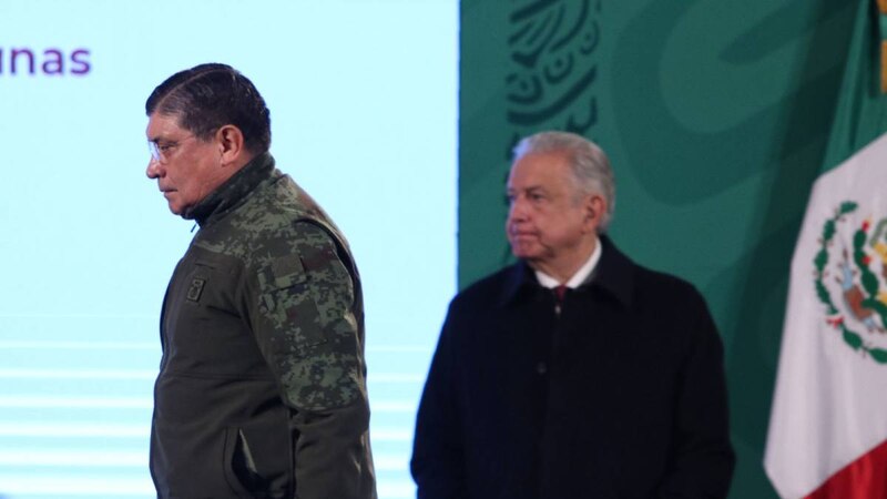 El presidente Andrés Manuel López Obrador y el secretario de la Defensa Nacional, Luis Cresencio Sandoval, durante una ceremonia en el Campo Militar Marte