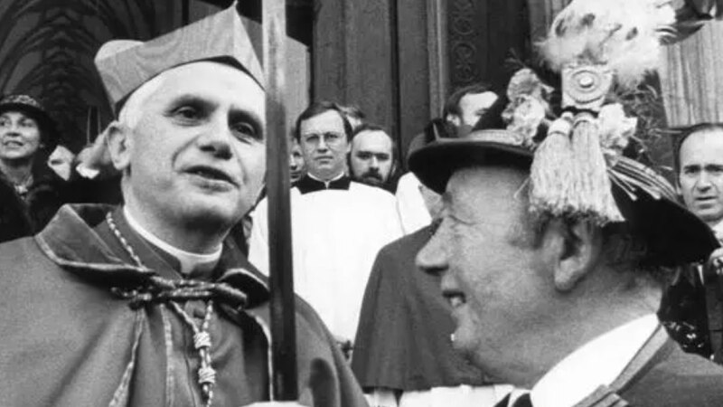 El cardenal Joseph Ratzinger, futuro papa Benedicto XVI, junto al presidente de Italia Sandro Pertini