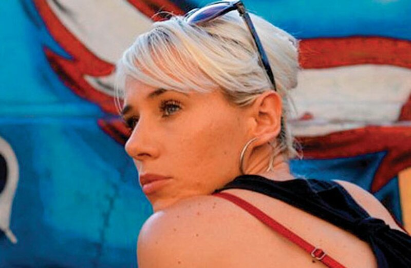 Mujer mirando un mural
