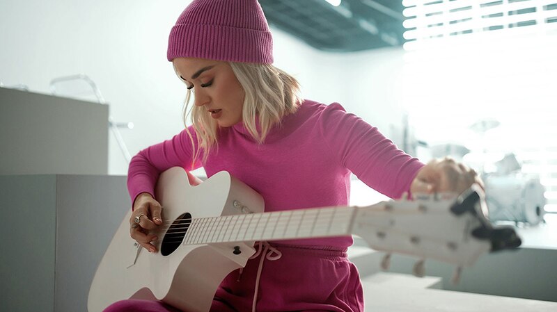 Katy Perry tocando la guitarra