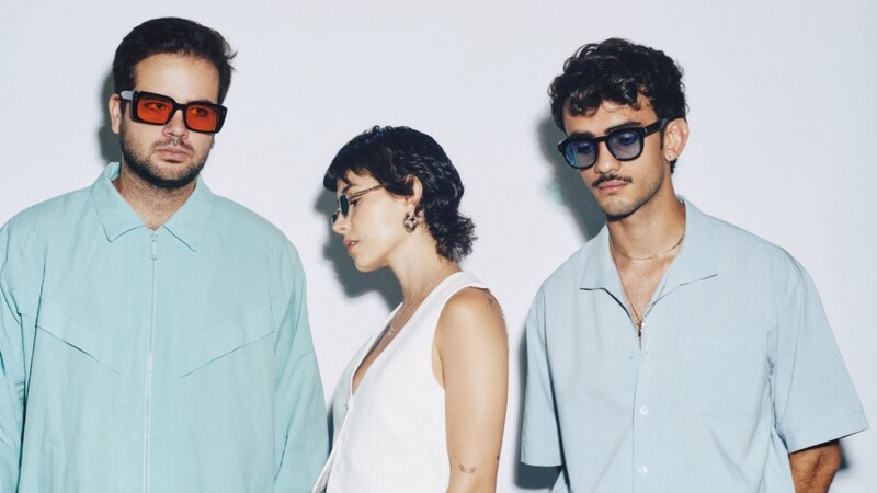 Tres jóvenes con gafas de sol posan para una foto