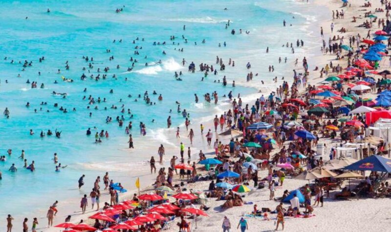 Playa llena de gente
