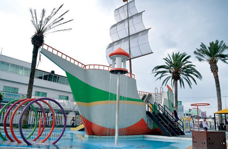 Parque acuático con barco pirata