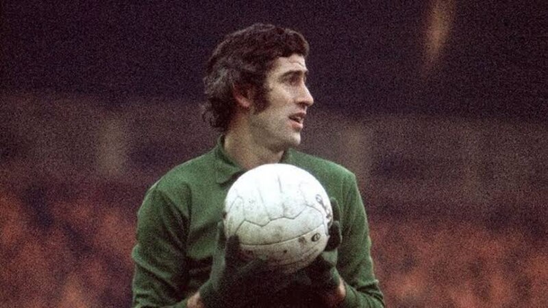 El portero del Celtic, Evan Williams, detiene un balón durante un partido en 1970.