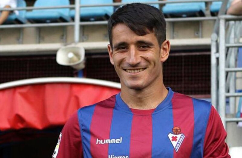 El futbolista español Raúl García sonríe.
