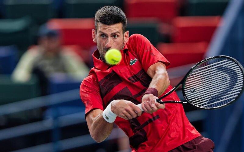 Novak Djokovic en acción durante un partido de tenis