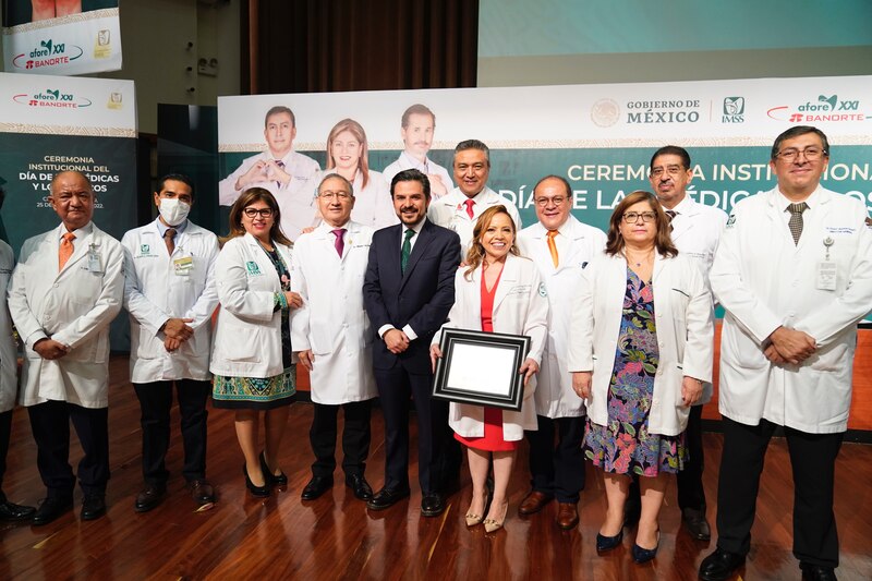Entrega de reconocimientos a personal del IMSS por su destacada labor en la atención a la salud de la población derechohabiente.