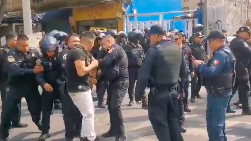 La policía arresta a un hombre en una calle de la Ciudad de México.