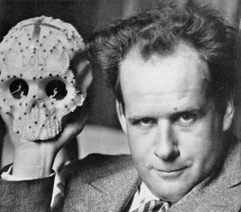 El Dr. Wilder Penfield sostiene un modelo del cerebro humano