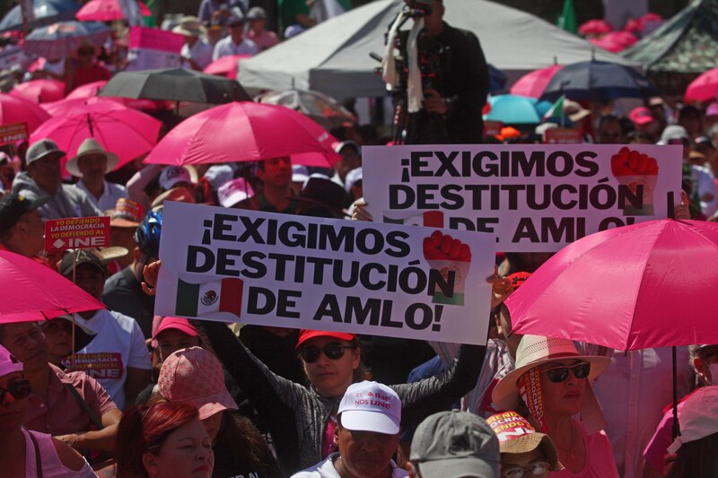 AMLO enfrenta protestas ciudadanas que exigen su destitución