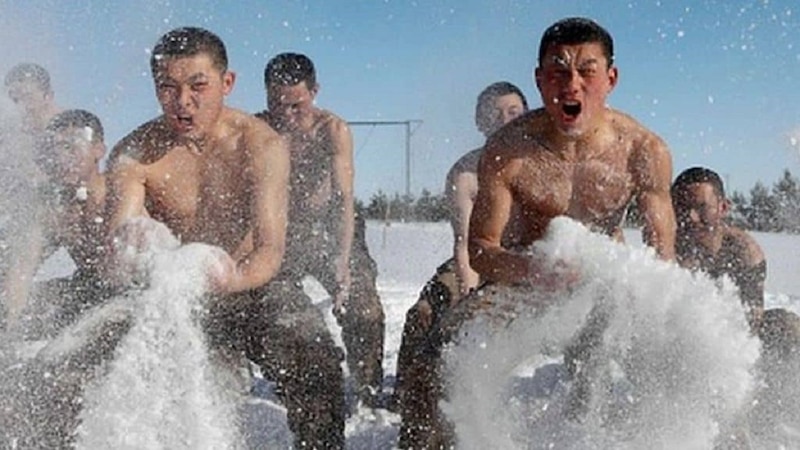 Soldados chinos se entrenan en la nieve