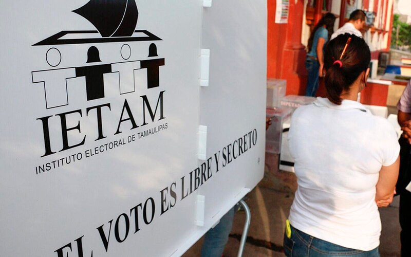 Mujer ejerciendo su derecho al voto en México
