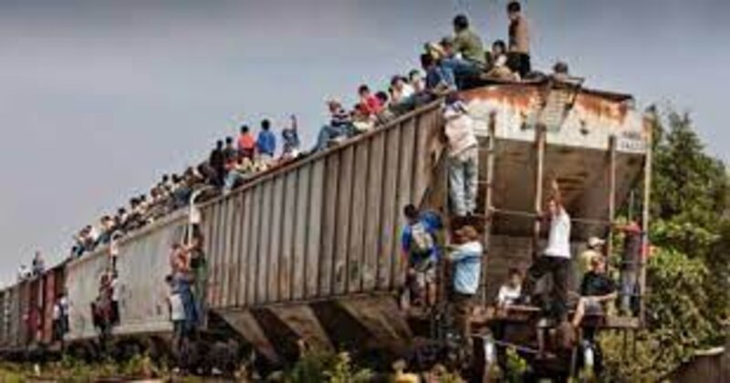 Migrantes arriesgan sus vidas en el tren conocido como "La Bestia"