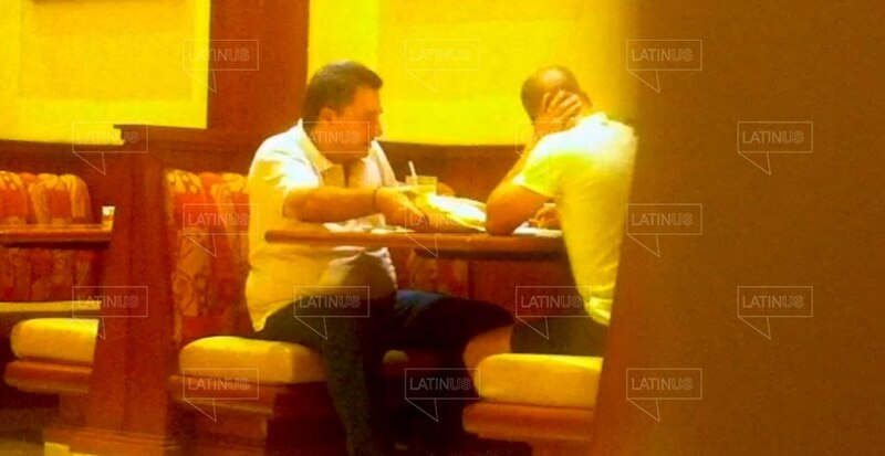 AMLO y Bartlett en un restaurante