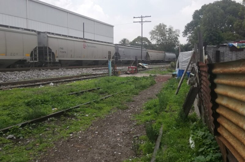 Un tren pasa por un barrio marginal