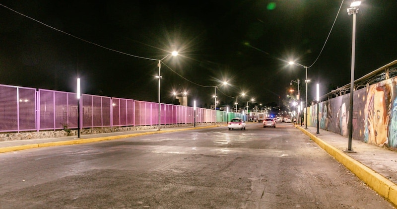 Una calle en la ciudad de México por la noche
