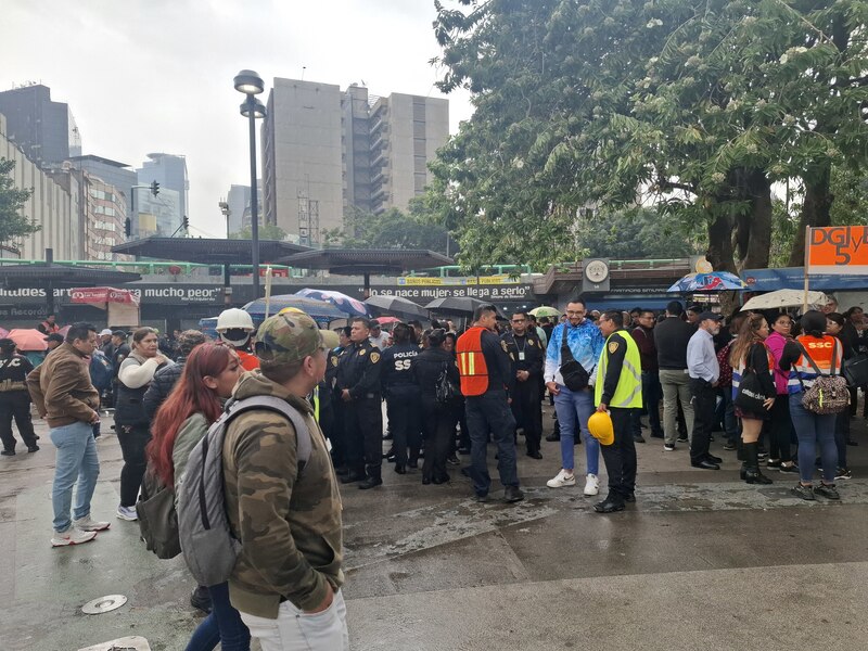 Posible título: Policías y civiles se enfrentan en las calles de la CDMX