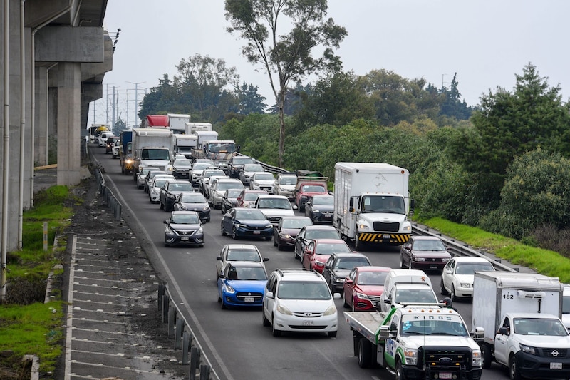 Trafico en la carretera Toluca-México por un bloqueo parcial realizado por vecinos de San Antonio El Llanito y San Pedro Cholula en el municipio de Ocoyoacac, en demanda de bombas de rebombeo y apoyo para las inundaciones y encharcamientos que se registran en la zona, y a la cual autoridades municipales han ignorado.