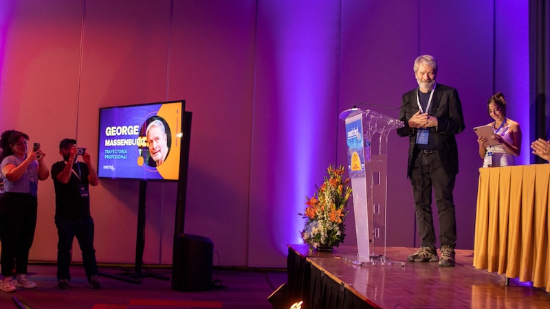 George Massenburg, un profesional de la industria musical, da un discurso en un evento.