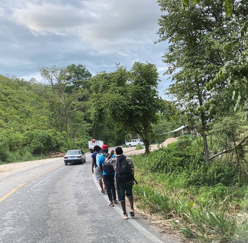 Jóvenes caminando por una carretera rural
