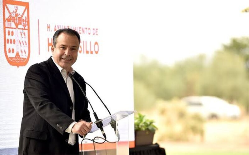 El alcalde de San Luis Potosí, Enrique Galindo, da un discurso durante la inauguración de un nuevo parque en la ciudad.
