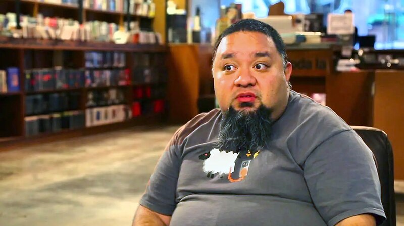 Entrevista a un hombre barbudo con camisa gris