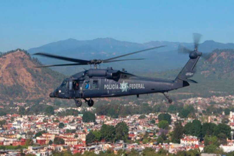 Helicóptero de la Policía Federal sobrevuela una ciudad