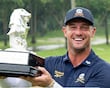 DeChambeau domina bajo la tormenta y conquista Singapur en dramático desempate