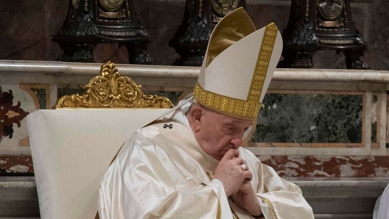El Papa Francisco reza en la Capilla Sixtina