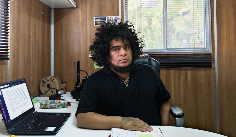 El artista plástico mexicano, Demián Flores, en su estudio.