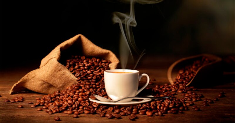 Una taza de café sobre una mesa