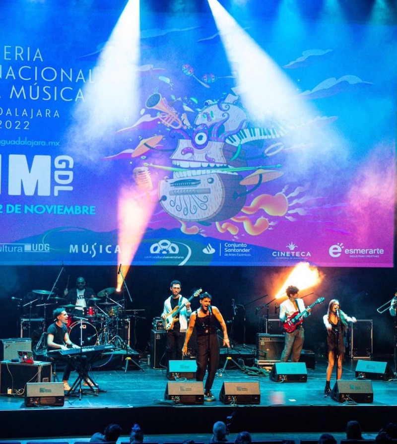 Concierto de música en vivo en el escenario de un teatro.