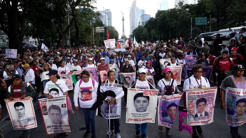 Possible title: Marcha por los 43 estudiantes desaparecidos de Ayotzinapa