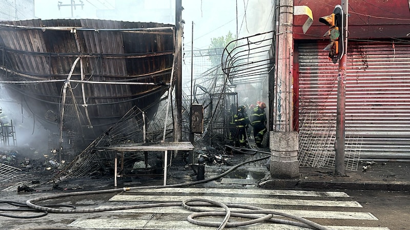 Bomberos sofocan incendio en local comercial